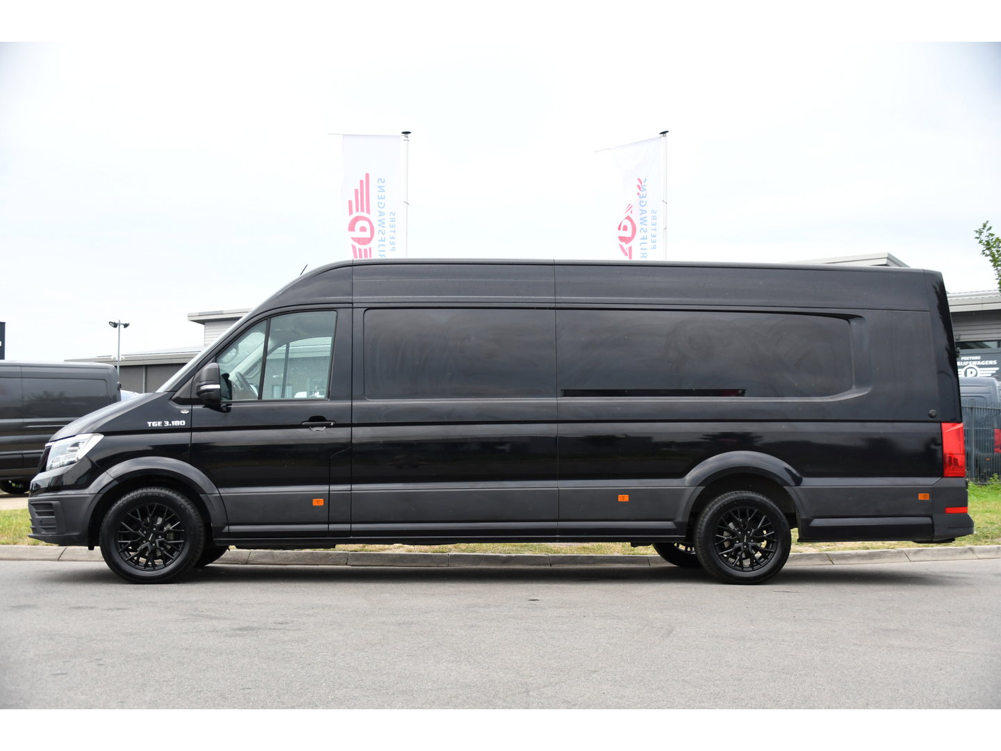MAN TGE 3.180 35 2.0L5H3 Black Edition Camera, Adaptieve Cruise, Carplay, LED, Multimedia, 177pk, Automaat, Sensoren, Leder, Geveerde stoel, Trekhaak, Uniek!