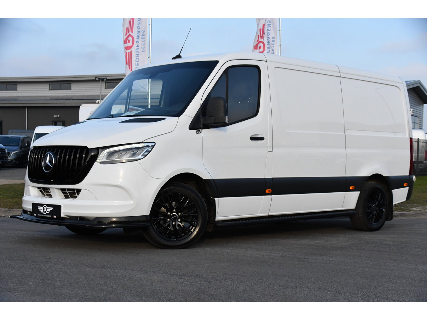 Mercedes-Benz Sprinter 319 V6 3.0 CDI L2H1 RWD AMG Edition Camera, Cruise, Carplay, LED, 10,5'' Mbux, 3500kg Trekhaak, Standkachel, Multimedia, Stoelverwarming, Automaat, Uniek!