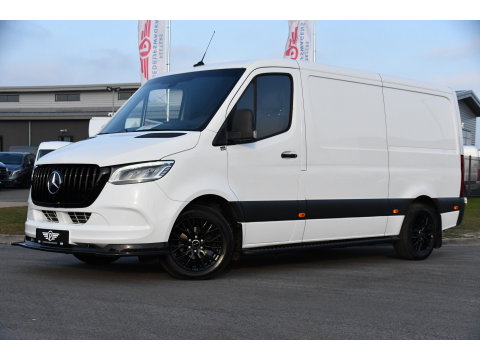 Mercedes-Benz Sprinter 319 V6 3.0 CDI L2H1 RWD AMG Edition Camera, Cruise, Carplay, LED, 10,5'' Mbux, 3500kg Trekhaak, Standkachel, Multimedia, Stoelverwarming, Automaat, Uniek!
