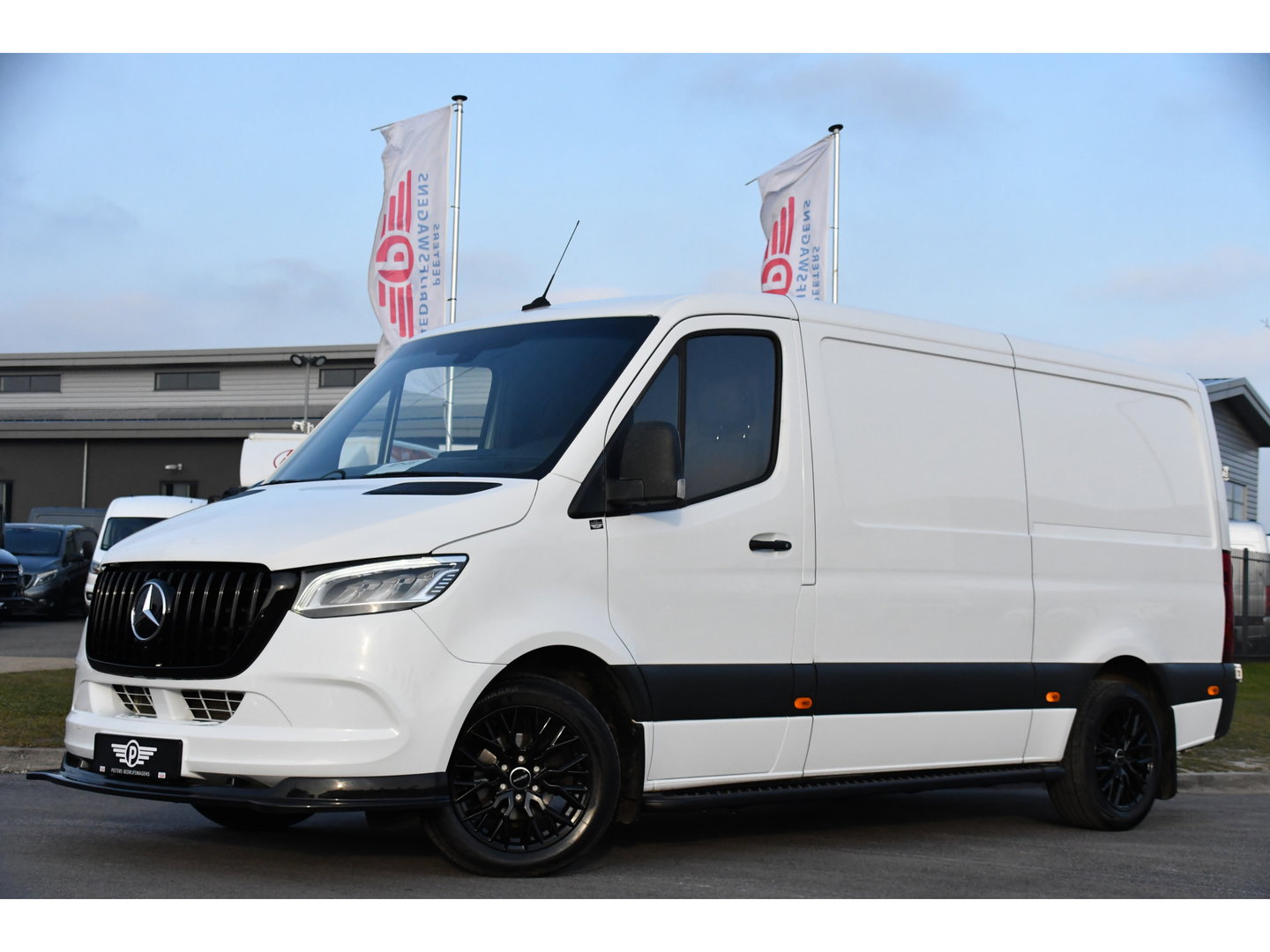 Mercedes-Benz Sprinter 319 V6 3.0 CDI L2H1 RWD AMG Edition Camera, Cruise, Carplay, LED, 10,5'' Mbux, 3500kg Trekhaak, Standkachel, Multimedia, Stoelverwarming, Automaat, Uniek!