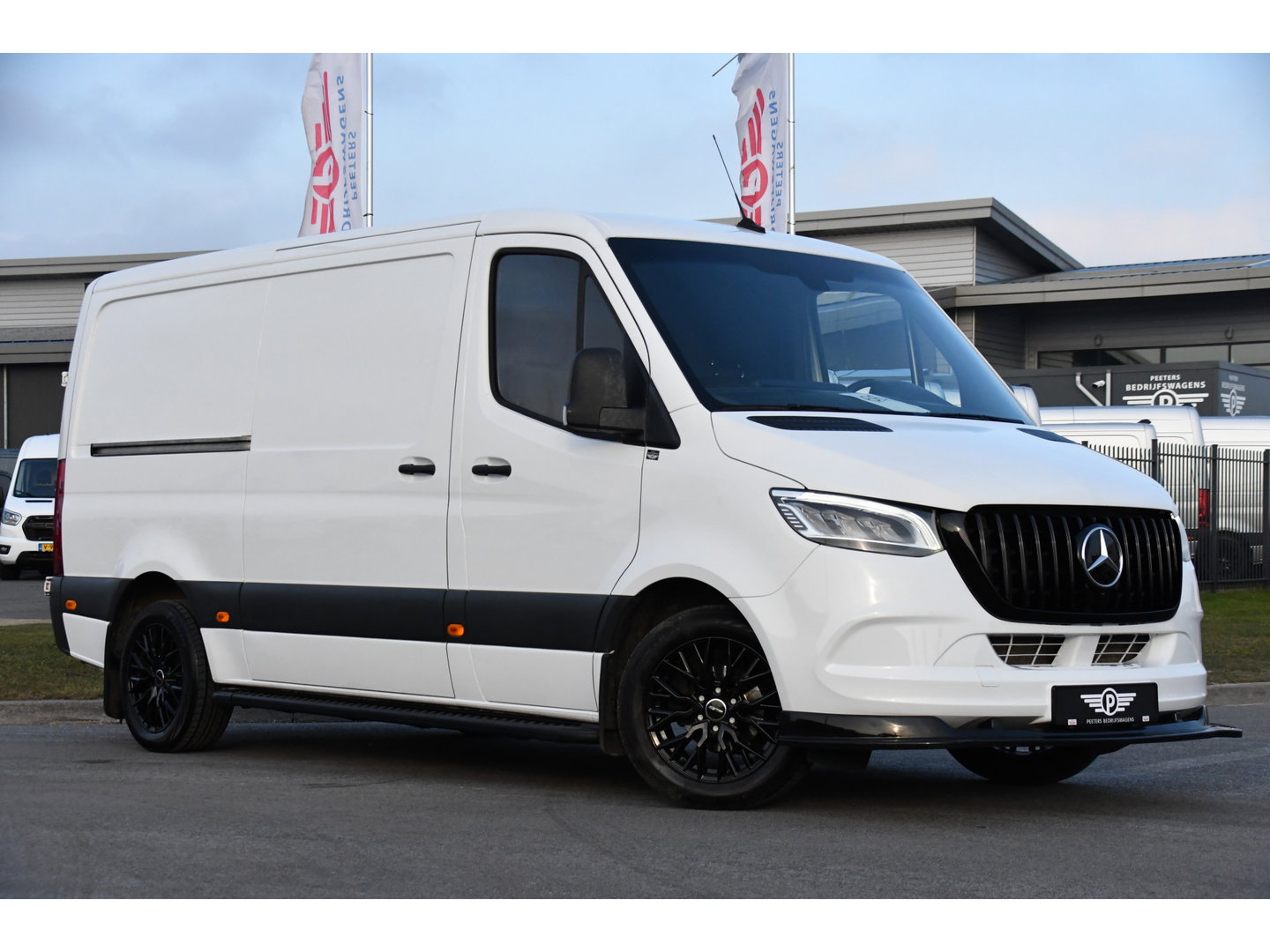 Mercedes-Benz Sprinter 319 V6 3.0 CDI L2H1 RWD AMG Edition Camera, Cruise, Carplay, LED, 10,5'' Mbux, 3500kg Trekhaak, Standkachel, Multimedia, Stoelverwarming, Automaat, Uniek!