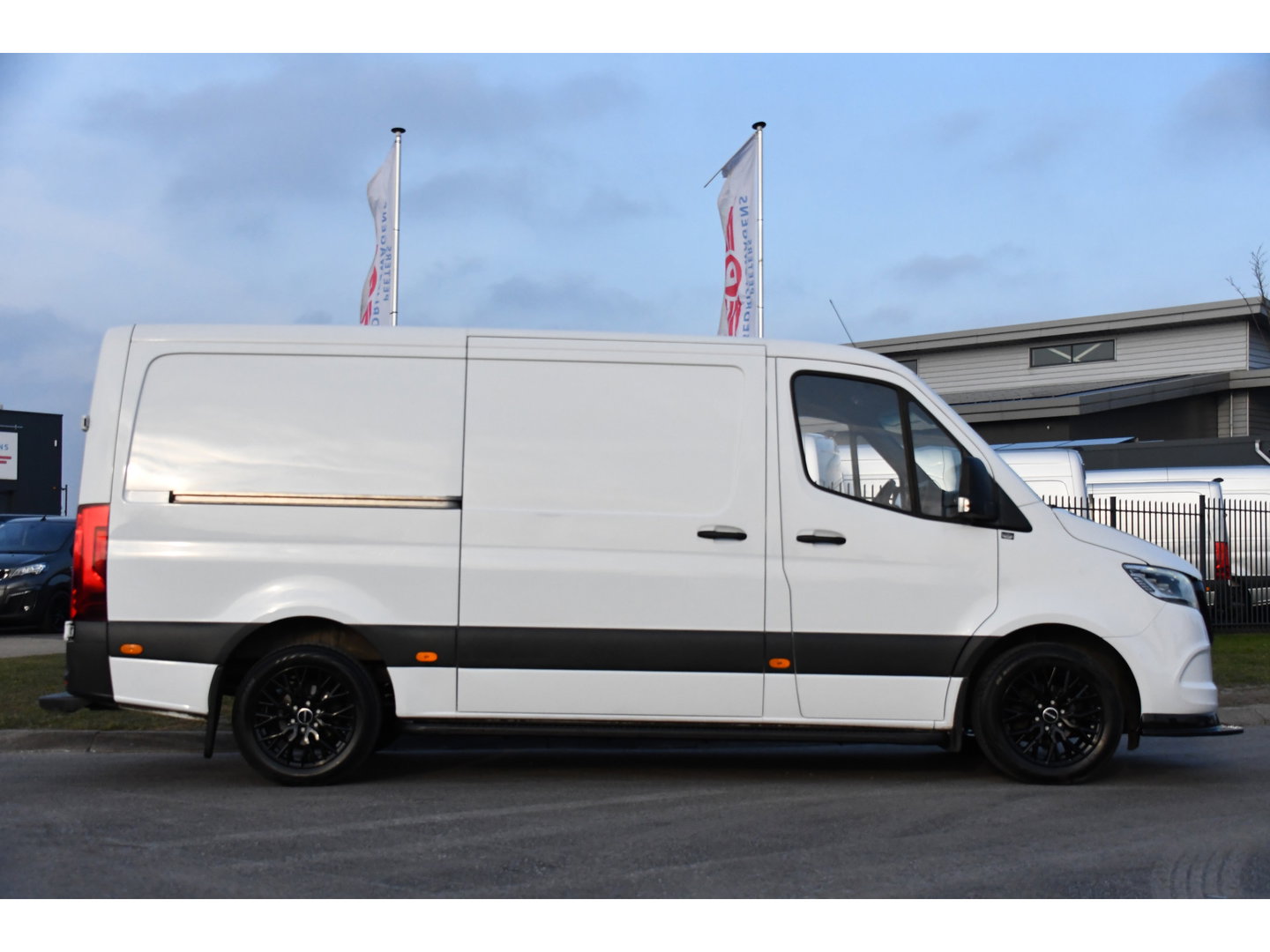 Mercedes-Benz Sprinter 319 V6 3.0 CDI L2H1 RWD AMG Edition Camera, Cruise, Carplay, LED, 10,5'' Mbux, 3500kg Trekhaak, Standkachel, Multimedia, Stoelverwarming, Automaat, Uniek!