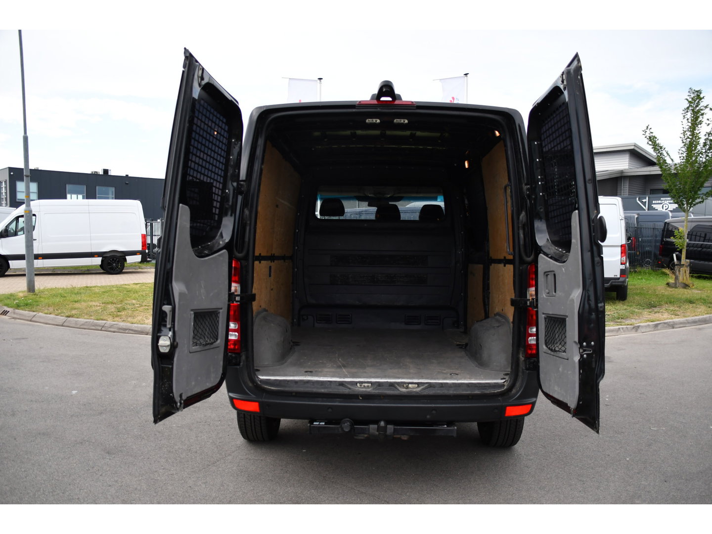 Mercedes-Benz Sprinter 316 2.2 CDI L1H1 Black Edition Camera, Cruise, 2800kg trekhaak, 164pk, Geveerde Stoel, Multimedia, 3 Zits, Uniek!