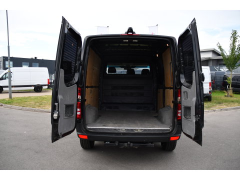 Mercedes-Benz Sprinter 316 2.2 CDI L1H1 Black Edition Camera, Cruise, 2800kg trekhaak, 164pk, Geveerde Stoel, Multimedia, 3 Zits, Uniek!