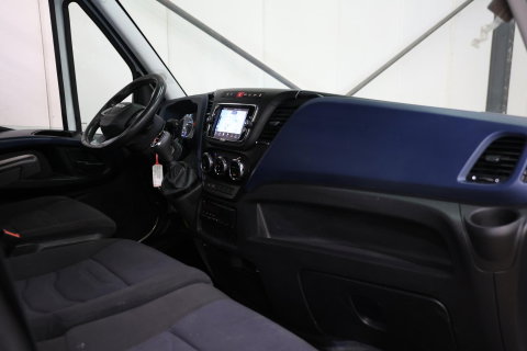 Iveco Daily 35C18H 3.0 AUTOMAAT TREKHAAK OPEN LAADBAK