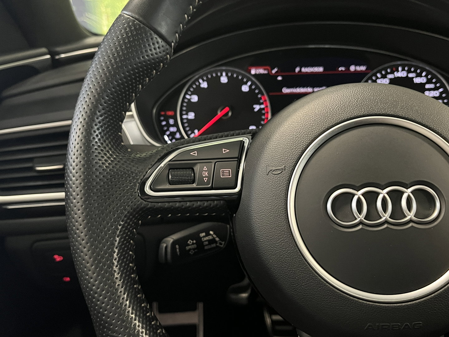 Audi A6 Avant 1.8 TFSI ultra Advance Sport | Panoramadak | Afn. Trekhaak | Apple Carplay / Android Auto | Cruise Control | Leder | LED | Parkeersensoren | All season Banden | 19'' Lichtmetaal | Parkeersensoren |