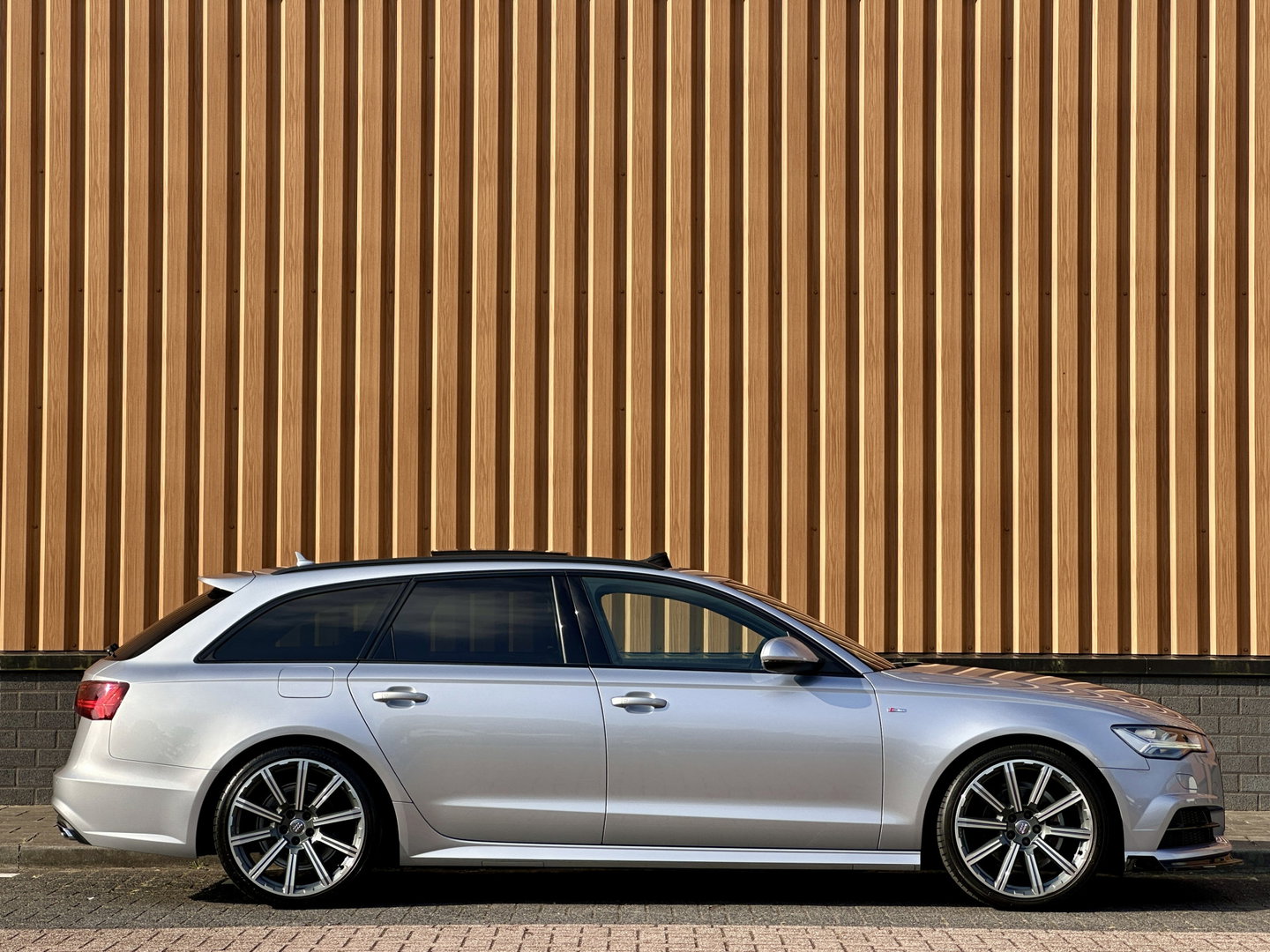 Audi A6 Avant 1.8 TFSI ultra Advance Sport | Panoramadak | Afn. Trekhaak | Apple Carplay / Android Auto | Cruise Control | Leder | LED | Parkeersensoren | All season Banden | 19'' Lichtmetaal | Parkeersensoren |