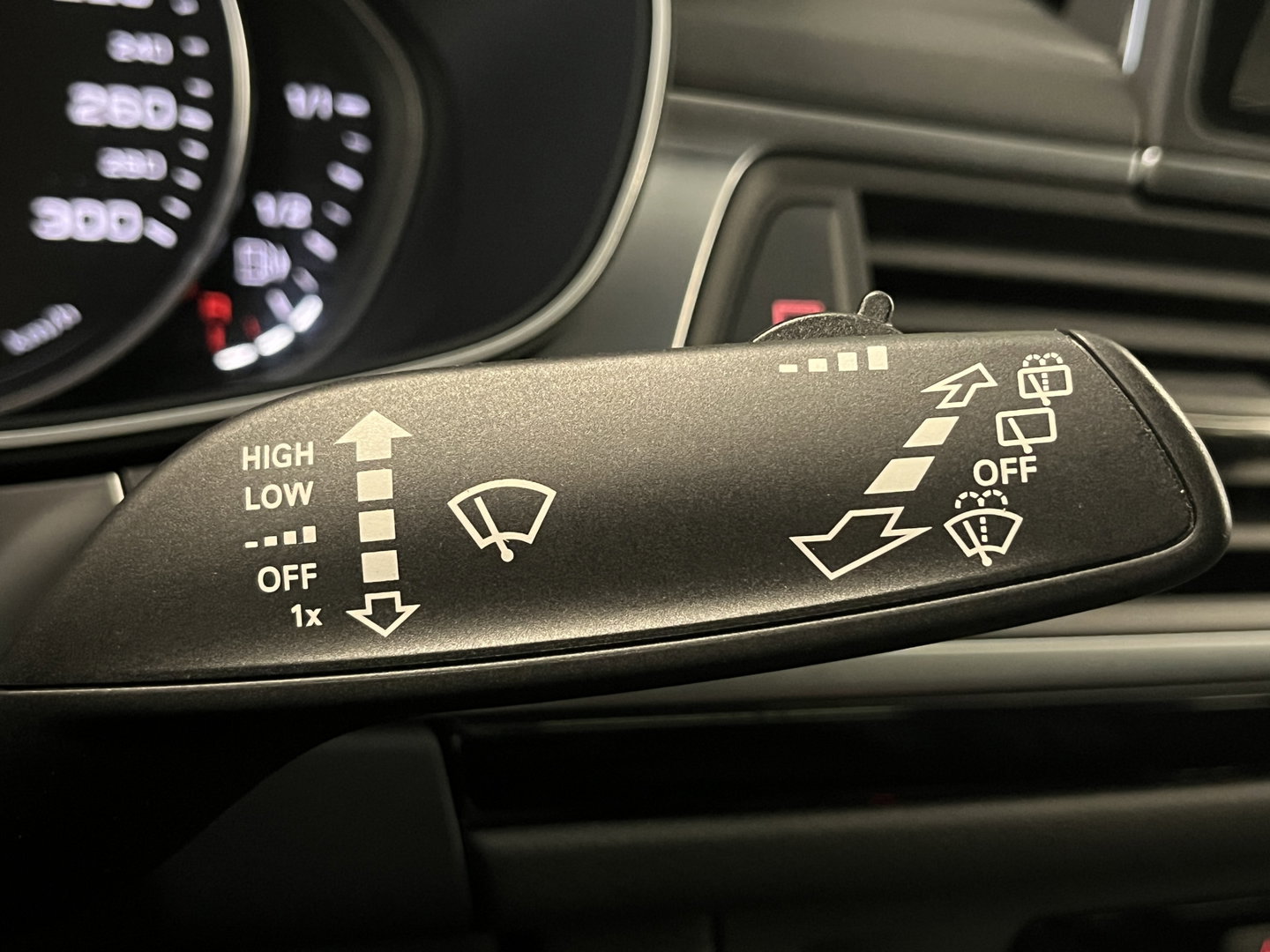 Audi A6 Avant 1.8 TFSI ultra Advance Sport | Panoramadak | Afn. Trekhaak | Apple Carplay / Android Auto | Cruise Control | Leder | LED | Parkeersensoren | All season Banden | 19'' Lichtmetaal | Parkeersensoren |