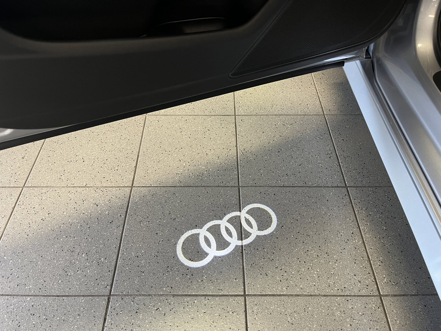 Audi A6 Avant 1.8 TFSI ultra Advance Sport | Panoramadak | Afn. Trekhaak | Apple Carplay / Android Auto | Cruise Control | Leder | LED | Parkeersensoren | All season Banden | 19'' Lichtmetaal | Parkeersensoren |