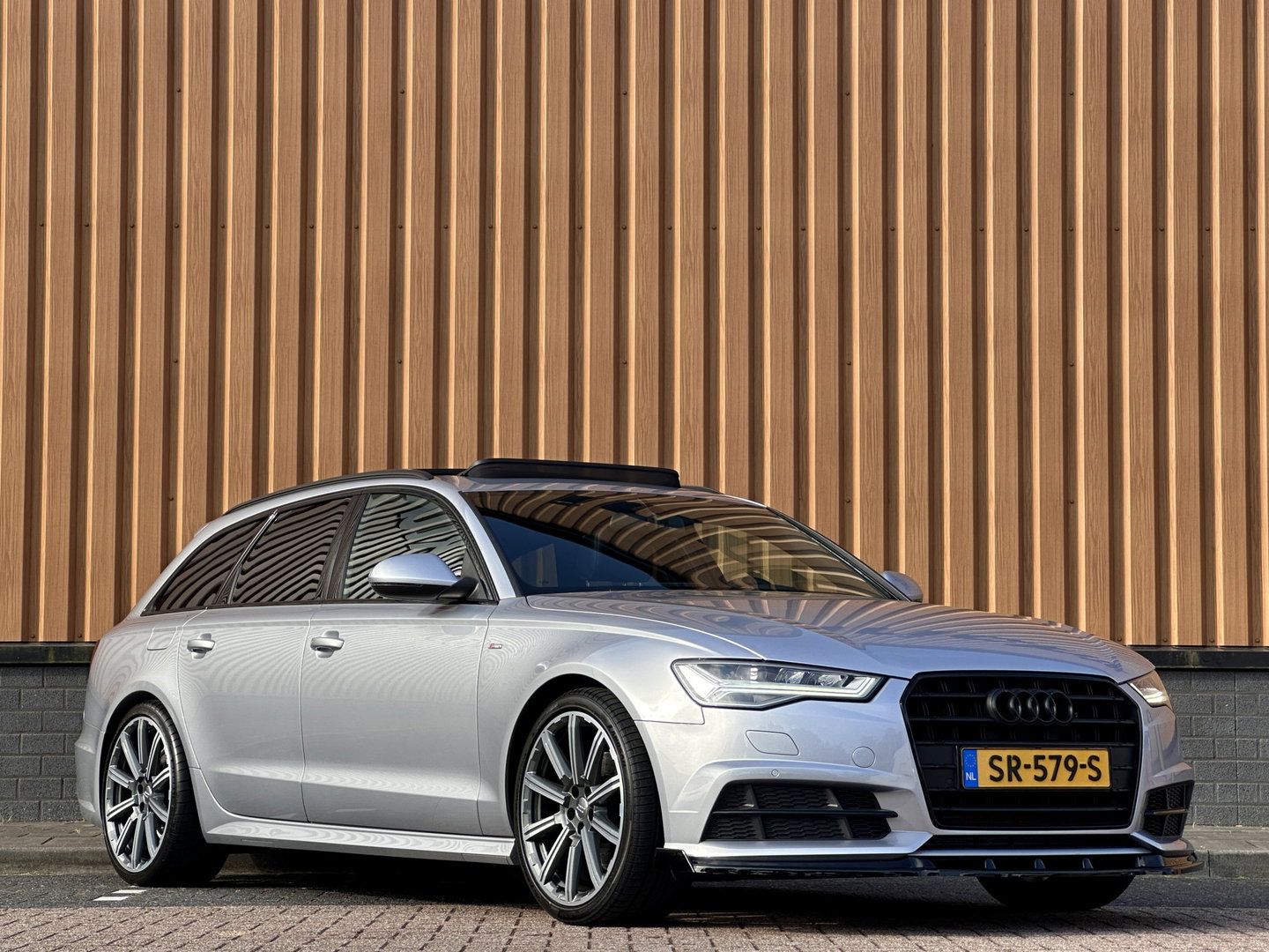 Audi A6 Avant 1.8 TFSI ultra Advance Sport | Panoramadak | Afn. Trekhaak | Apple Carplay / Android Auto | Cruise Control | Leder | LED | Parkeersensoren | All season Banden | 19'' Lichtmetaal | Parkeersensoren |