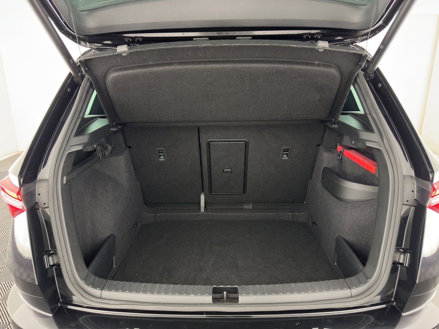 Škoda Karoq 1.5 TSI ACT Sportline Business (INCL-BTW) Aut. *PANO | DIGI-COCKPIT | FULL-LED | ADAPTIVE-CRUISE | HEATED-SPORTSEATS | TOPVIEW |  AMBIENTLIGHT | NAVI-FULLMAP | KEYLESS | DAB+ | TOWBAR | PRIVACYGLASS | 18''ALU*