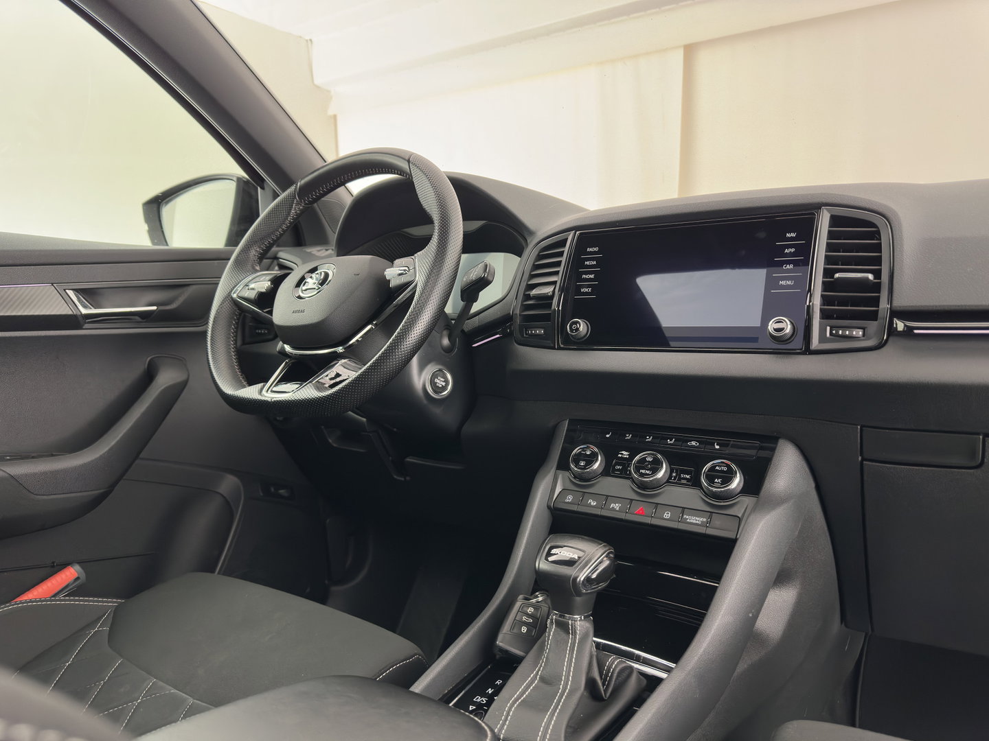 Škoda Karoq 1.5 TSI ACT Sportline Business (INCL-BTW) Aut. *PANO | DIGI-COCKPIT | FULL-LED | ADAPTIVE-CRUISE | HEATED-SPORTSEATS | TOPVIEW |  AMBIENTLIGHT | NAVI-FULLMAP | KEYLESS | DAB+ | TOWBAR | PRIVACYGLASS | 18''ALU*