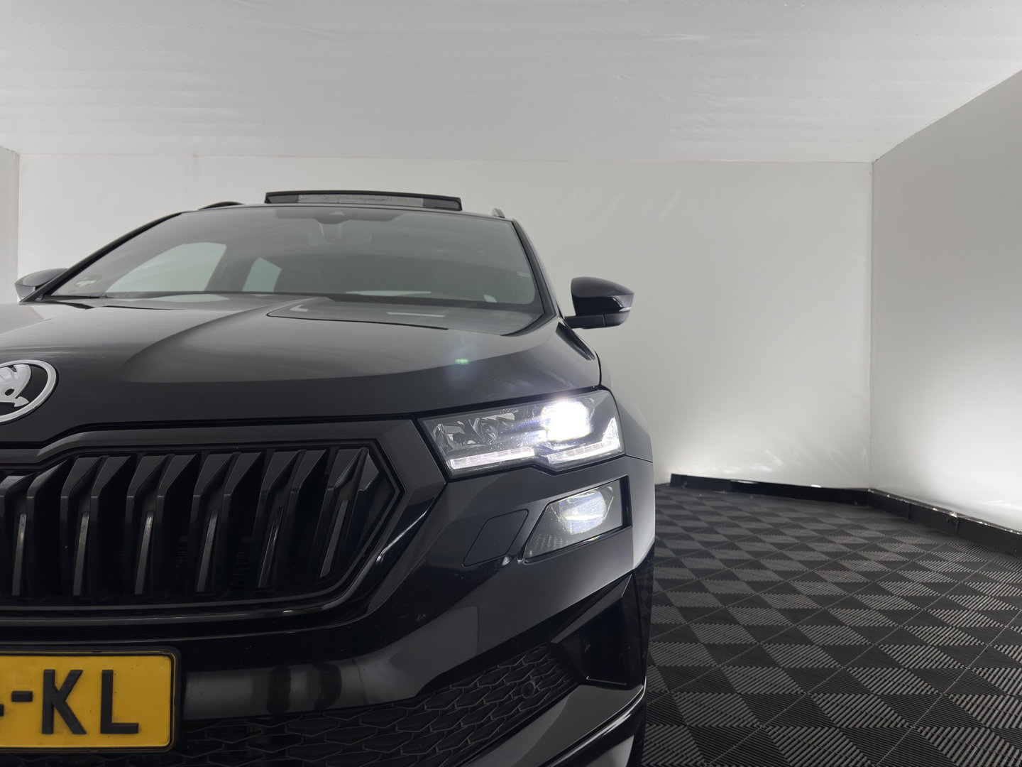 Škoda Karoq 1.5 TSI ACT Sportline Business (INCL-BTW) Aut. *PANO | DIGI-COCKPIT | FULL-LED | ADAPTIVE-CRUISE | HEATED-SPORTSEATS | TOPVIEW |  AMBIENTLIGHT | NAVI-FULLMAP | KEYLESS | DAB+ | TOWBAR | PRIVACYGLASS | 18''ALU*