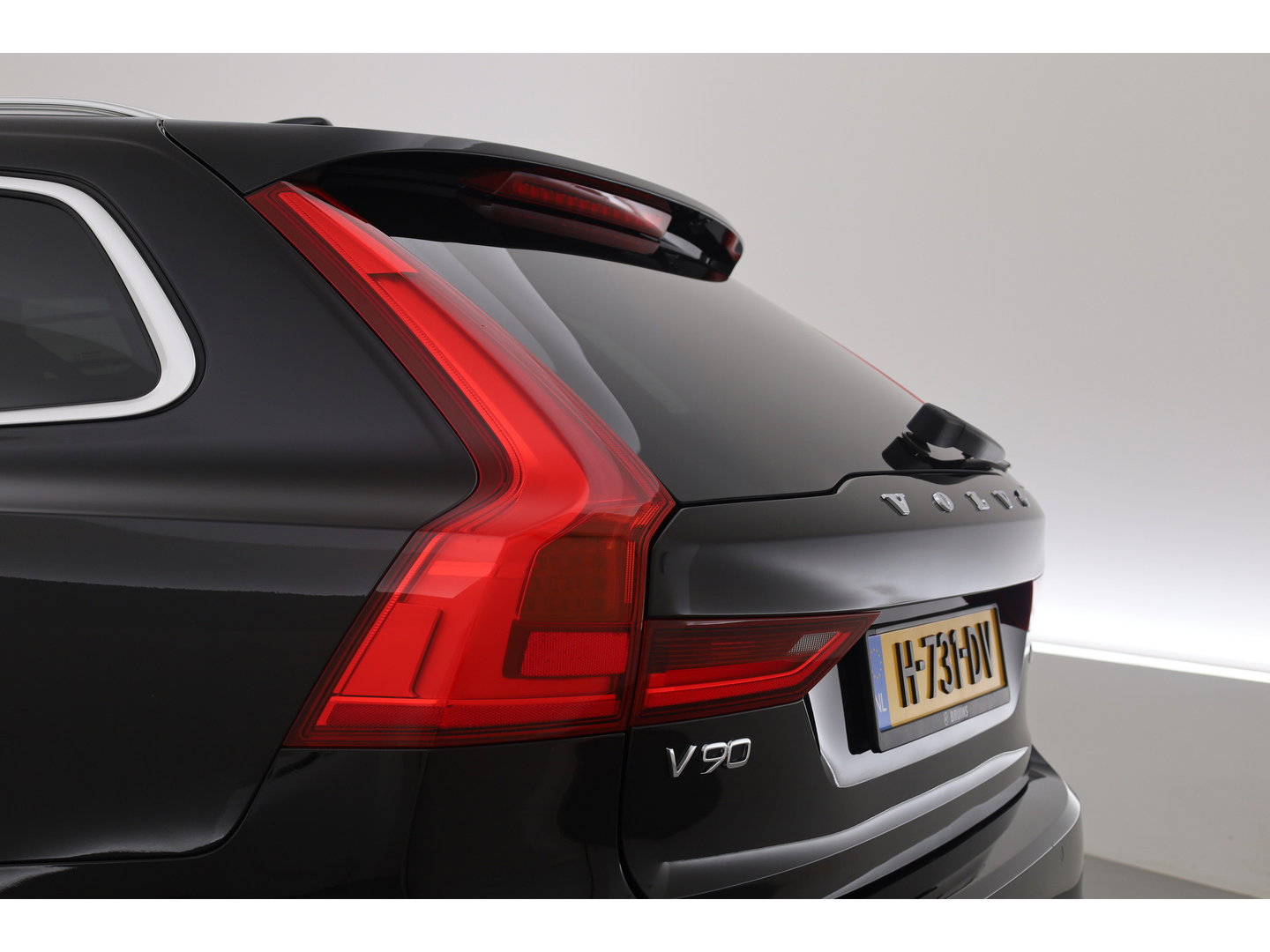 Volvo V90 2.0 T5 R-Design Polestar | Rijklaar | Bowers & Wilkins | Trekhaak | Standkachel | Head-up | 360 camera | 4x stoel + stuurverwarming |