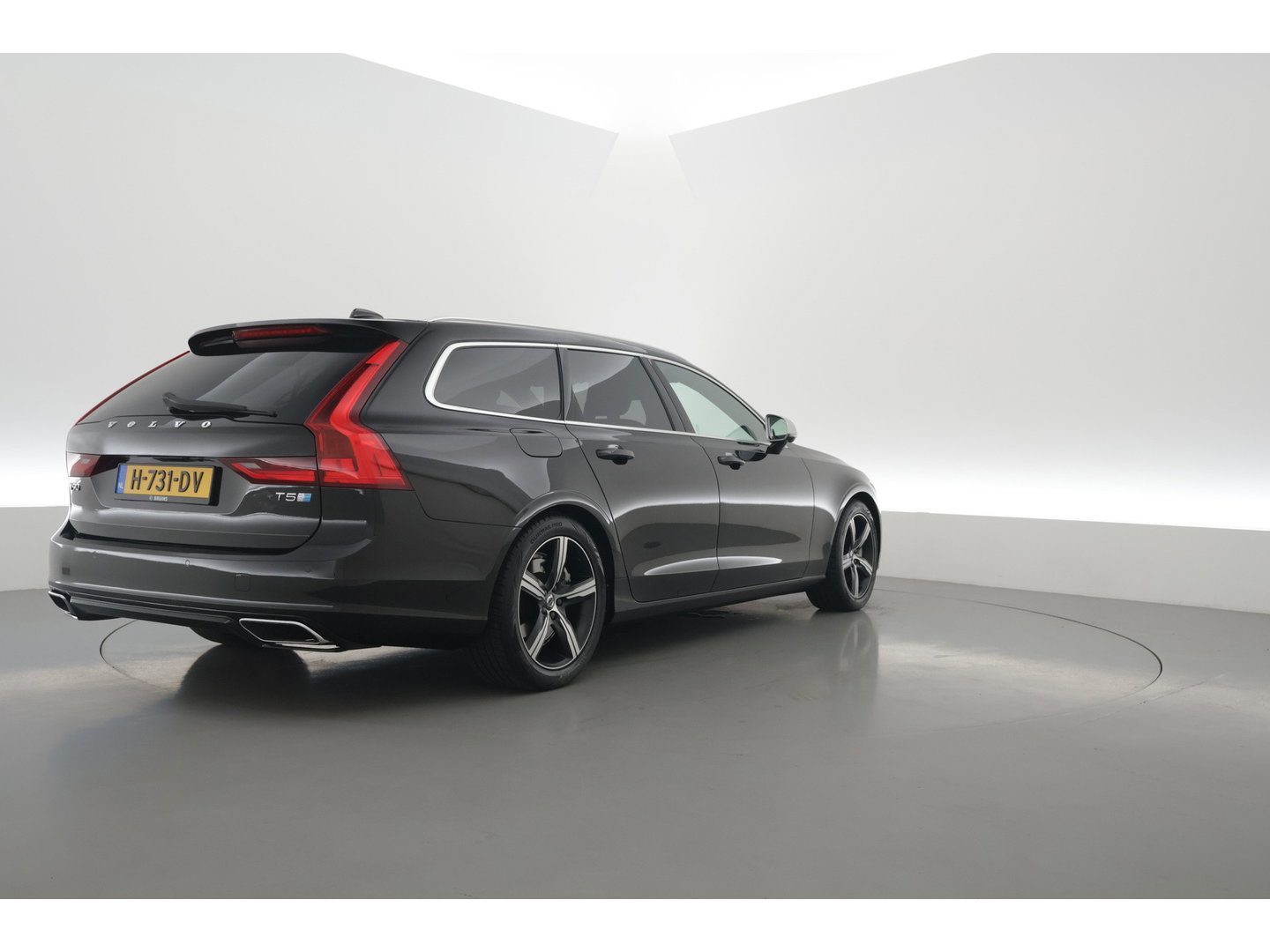 Volvo V90 2.0 T5 R-Design Polestar | Rijklaar | Bowers & Wilkins | Trekhaak | Standkachel | Head-up | 360 camera | 4x stoel + stuurverwarming |