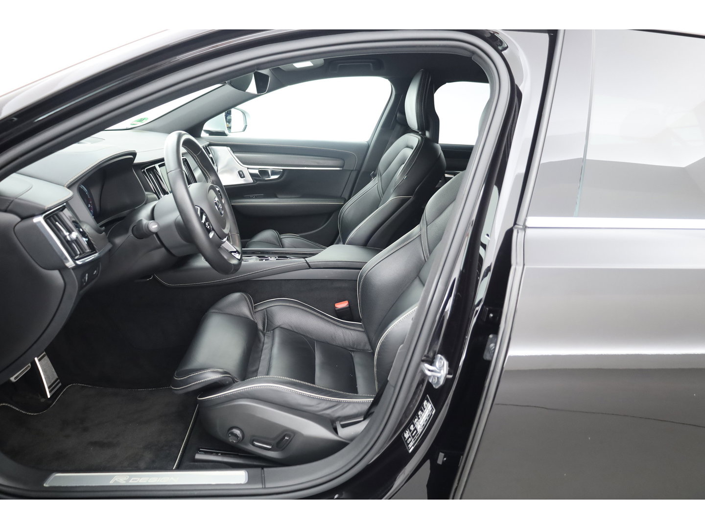 Volvo V90 2.0 T5 R-Design Polestar | Rijklaar | Bowers & Wilkins | Trekhaak | Standkachel | Head-up | 360 camera | 4x stoel + stuurverwarming |