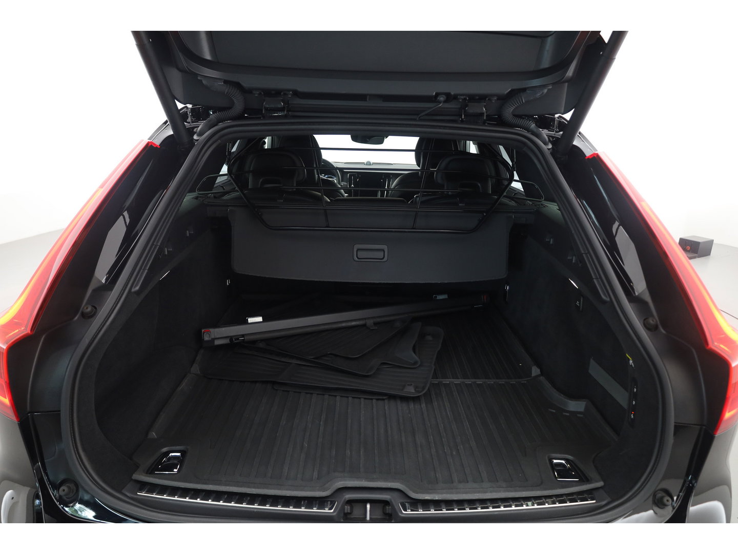Volvo V90 2.0 T5 R-Design Polestar | Rijklaar | Bowers & Wilkins | Trekhaak | Standkachel | Head-up | 360 camera | 4x stoel + stuurverwarming |