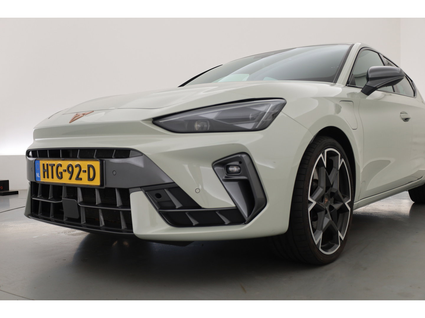 CUPRA Leon 1.5 TSI 272 PK e-Hybrid VZ Performance " Taiga Grey " | Adapt. Cruise | CarPlay | Keyless | Stoel-Stuurverw. | Navi | Memory | Camera | Sennheiser |