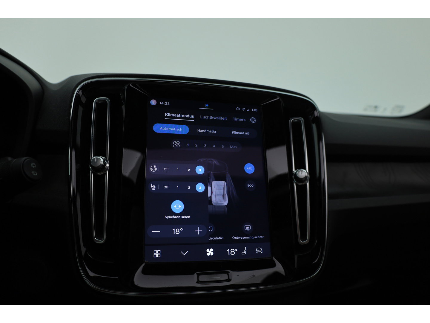 Volvo XC40 Recharge Ultimate 70 kWh | Pano-dak | 360 camera | Elek. stoelen | Stoel + stuurverwarming | H&K