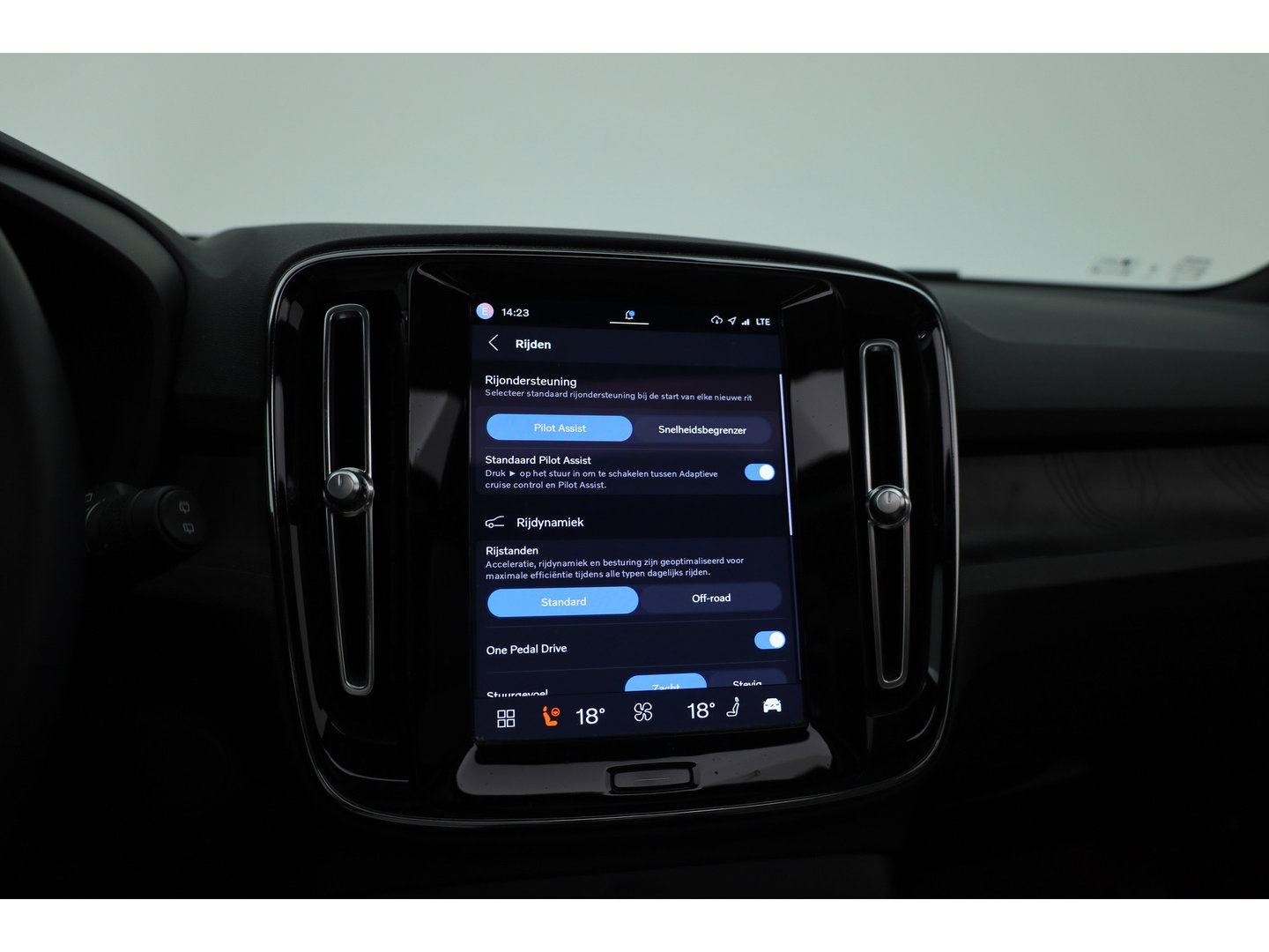 Volvo XC40 Recharge Ultimate 70 kWh | Pano-dak | 360 camera | Elek. stoelen | Stoel + stuurverwarming | H&K