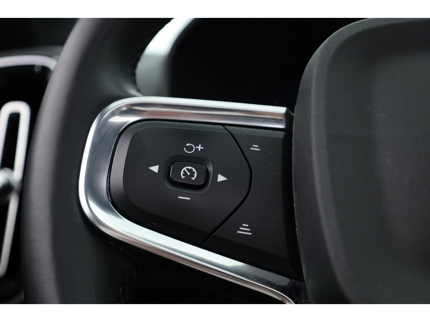 Volvo XC40 Recharge Ultimate 70 kWh | Pano-dak | 360 camera | Elek. stoelen | Stoel + stuurverwarming | H&K
