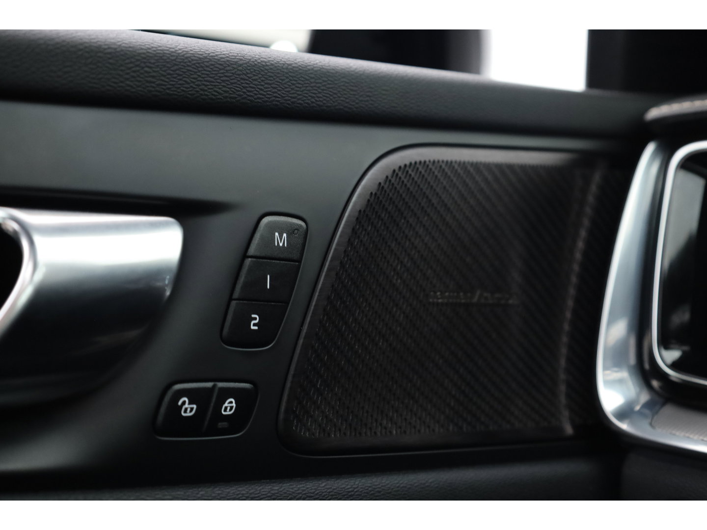 Volvo V60 2.0 T6 Recharge AWD R-Design | Pano | Camera | Pilot Assist | Memory Seats | Stoel- Stuurverw. | NAV+ CarPlay