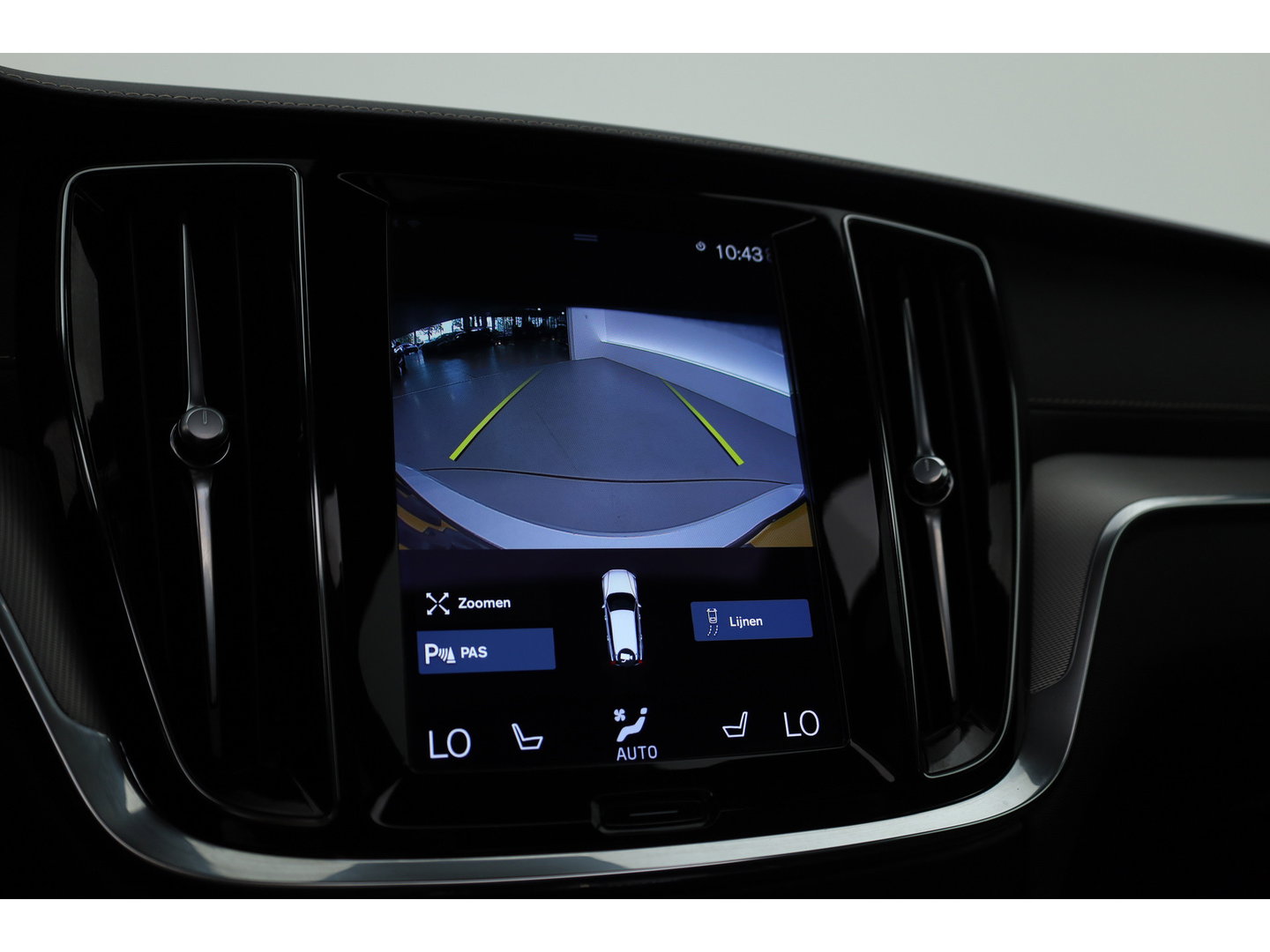 Volvo V60 2.0 T6 Recharge AWD R-Design | Pano | Camera | Pilot Assist | Memory Seats | Stoel- Stuurverw. | NAV+ CarPlay