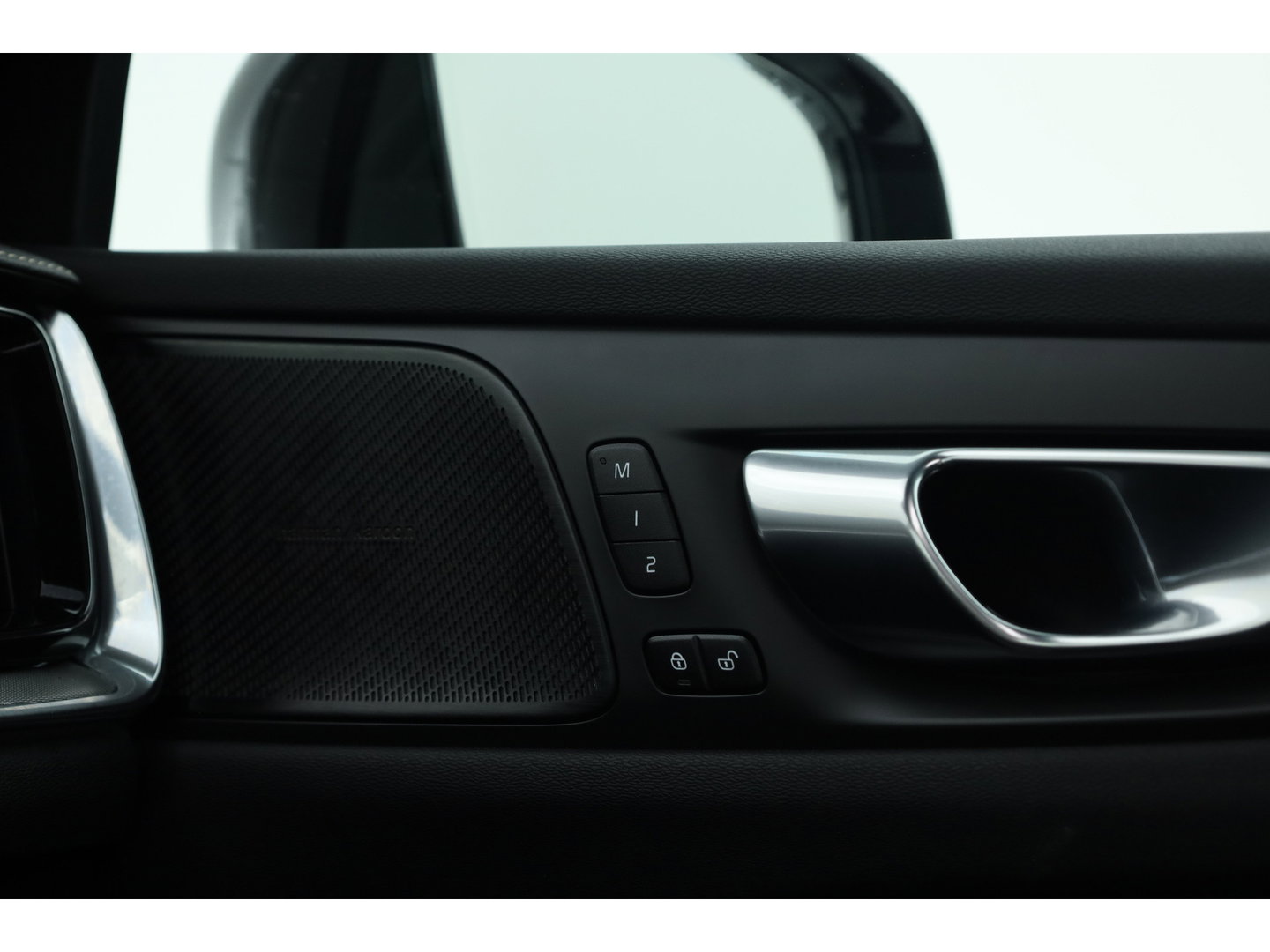 Volvo V60 2.0 T6 Recharge AWD R-Design | Pano | Camera | Pilot Assist | Memory Seats | Stoel- Stuurverw. | NAV+ CarPlay