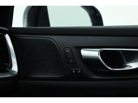 Volvo V60 2.0 T6 Recharge AWD R-Design | Pano | Camera | Pilot Assist | Memory Seats | Stoel- Stuurverw. | NAV+ CarPlay