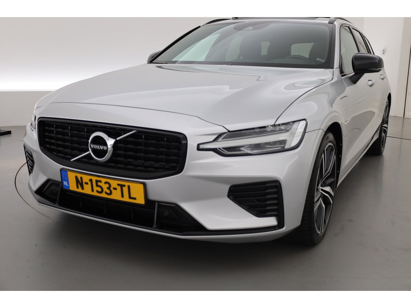 Volvo V60 2.0 T6 Recharge AWD R-Design | Pano | Camera | Pilot Assist | Memory Seats | Stoel- Stuurverw. | NAV+ CarPlay
