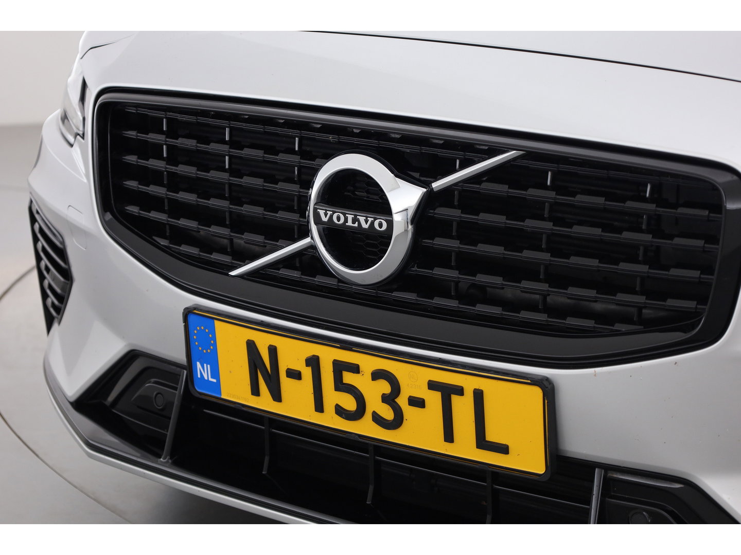 Volvo V60 2.0 T6 Recharge AWD R-Design | Pano | Camera | Pilot Assist | Memory Seats | Stoel- Stuurverw. | NAV+ CarPlay