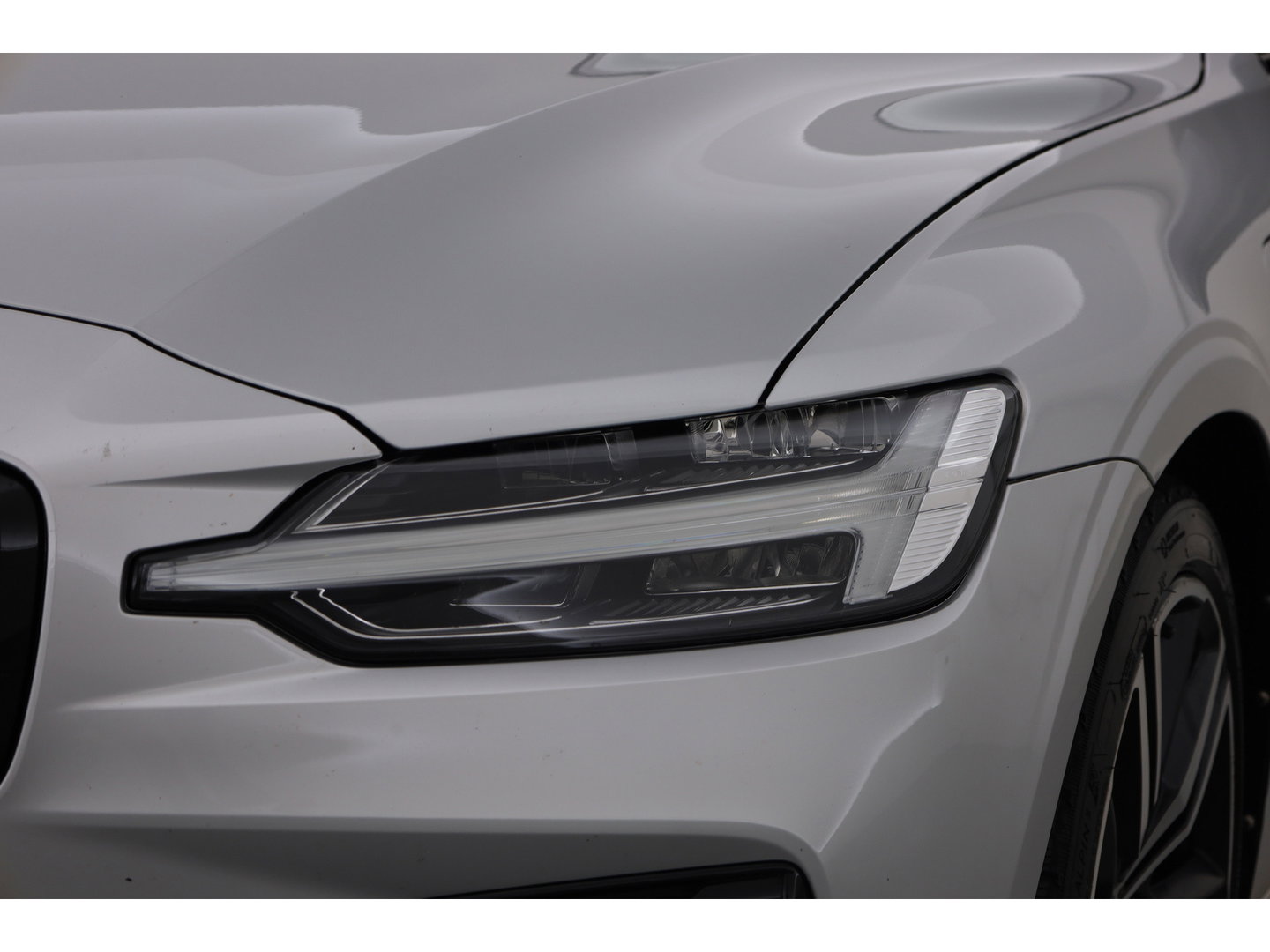 Volvo V60 2.0 T6 Recharge AWD R-Design | Pano | Camera | Pilot Assist | Memory Seats | Stoel- Stuurverw. | NAV+ CarPlay