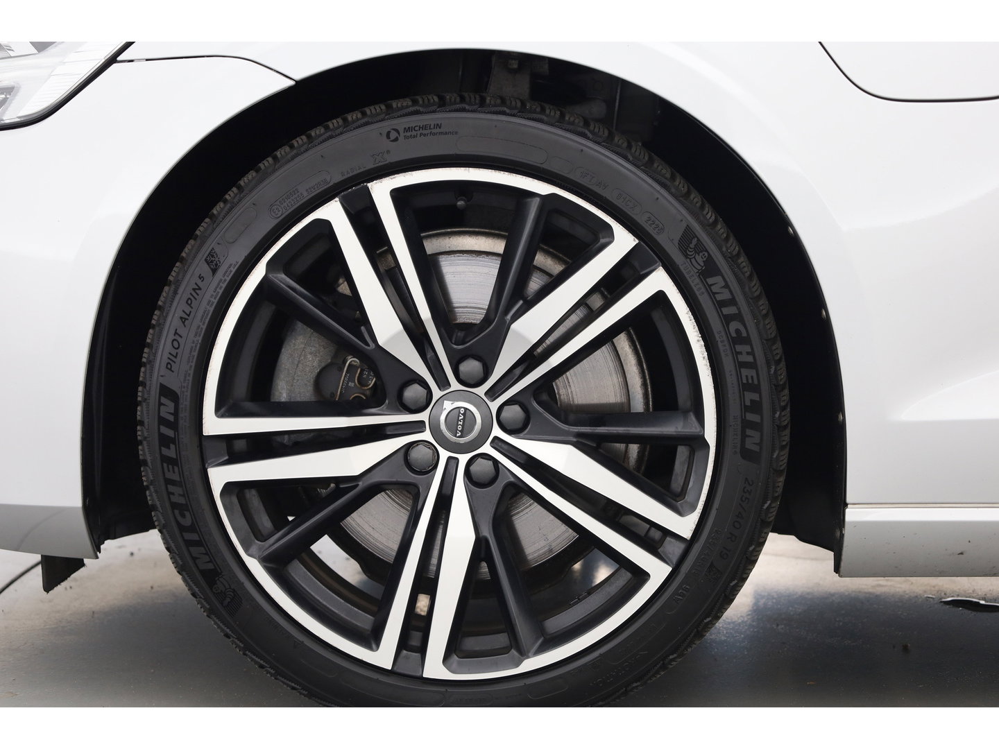 Volvo V60 2.0 T6 Recharge AWD R-Design | Pano | Camera | Pilot Assist | Memory Seats | Stoel- Stuurverw. | NAV+ CarPlay