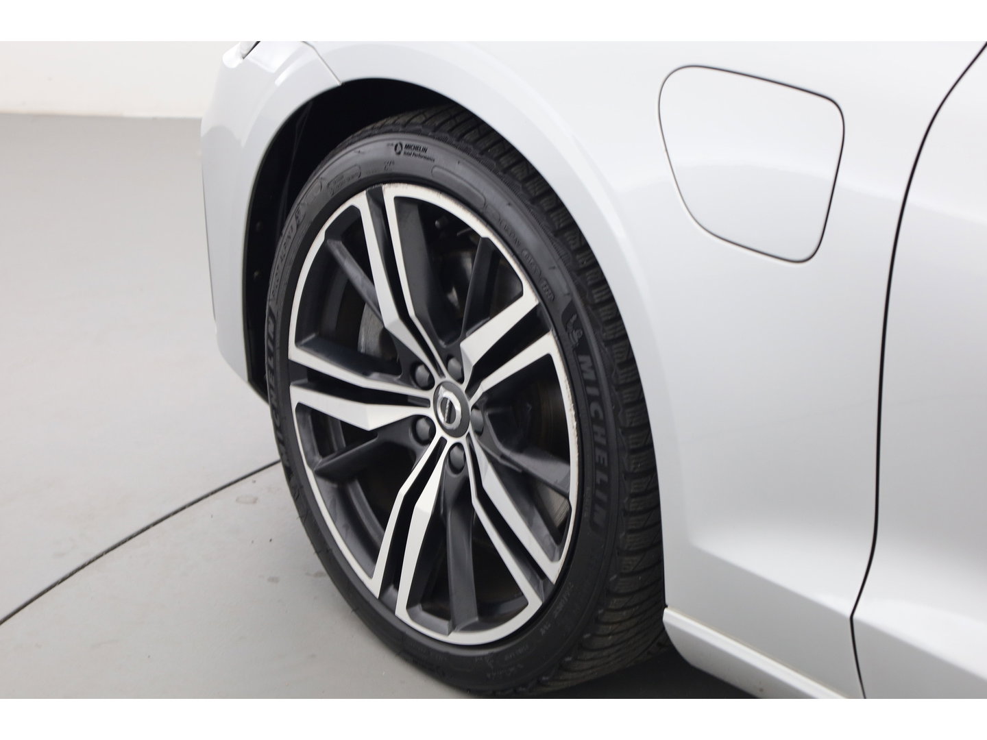 Volvo V60 2.0 T6 Recharge AWD R-Design | Pano | Camera | Pilot Assist | Memory Seats | Stoel- Stuurverw. | NAV+ CarPlay