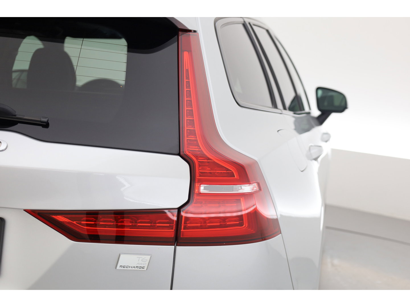 Volvo V60 2.0 T6 Recharge AWD R-Design | Pano | Camera | Pilot Assist | Memory Seats | Stoel- Stuurverw. | NAV+ CarPlay