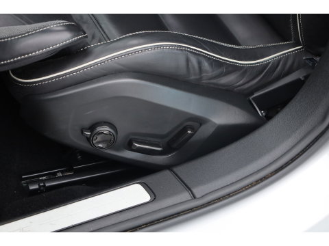 Volvo V60 2.0 T6 Recharge AWD R-Design | Pano | Camera | Pilot Assist | Memory Seats | Stoel- Stuurverw. | NAV+ CarPlay