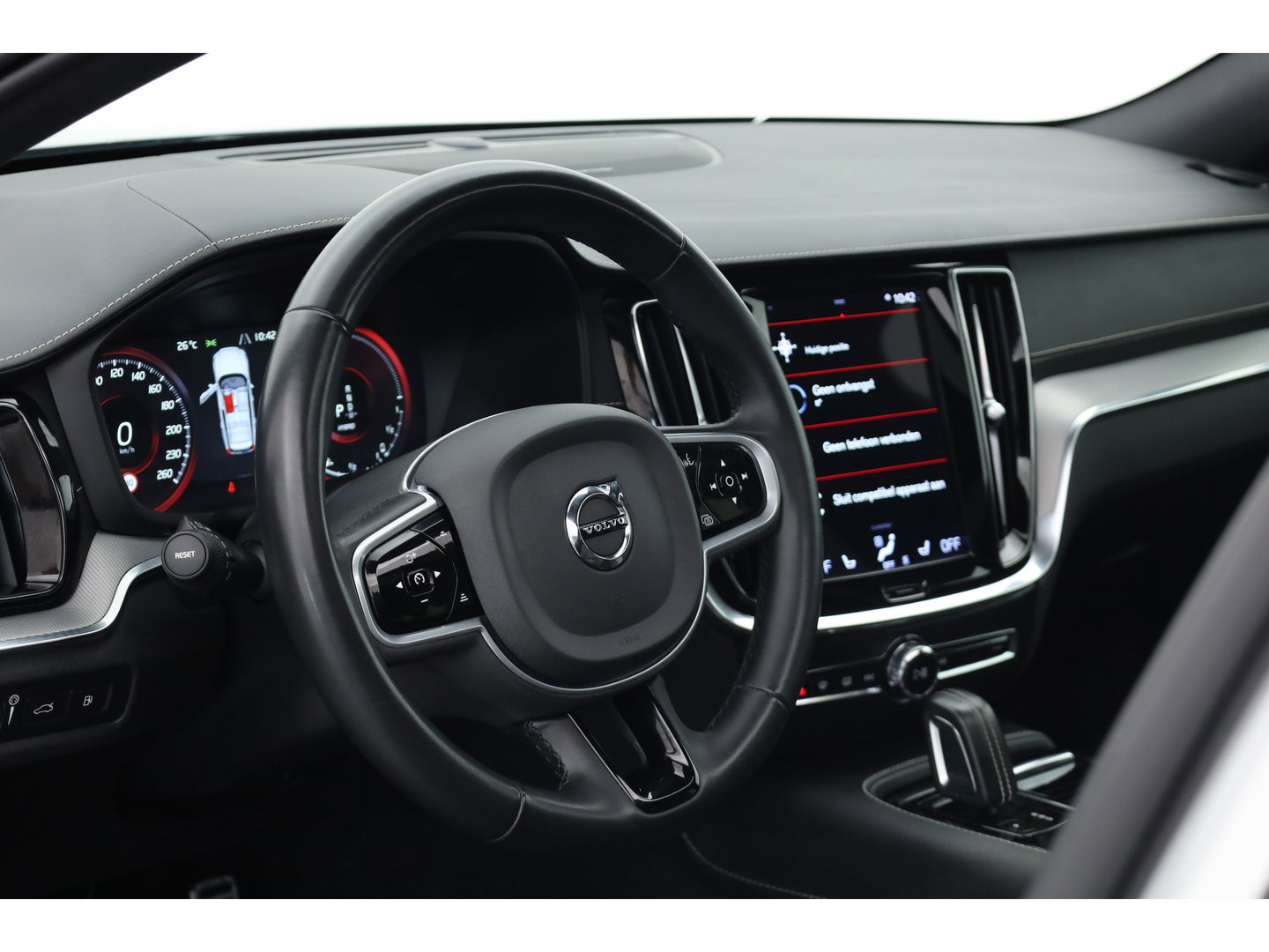 Volvo V60 2.0 T6 Recharge AWD R-Design | Pano | Camera | Pilot Assist | Memory Seats | Stoel- Stuurverw. | NAV+ CarPlay