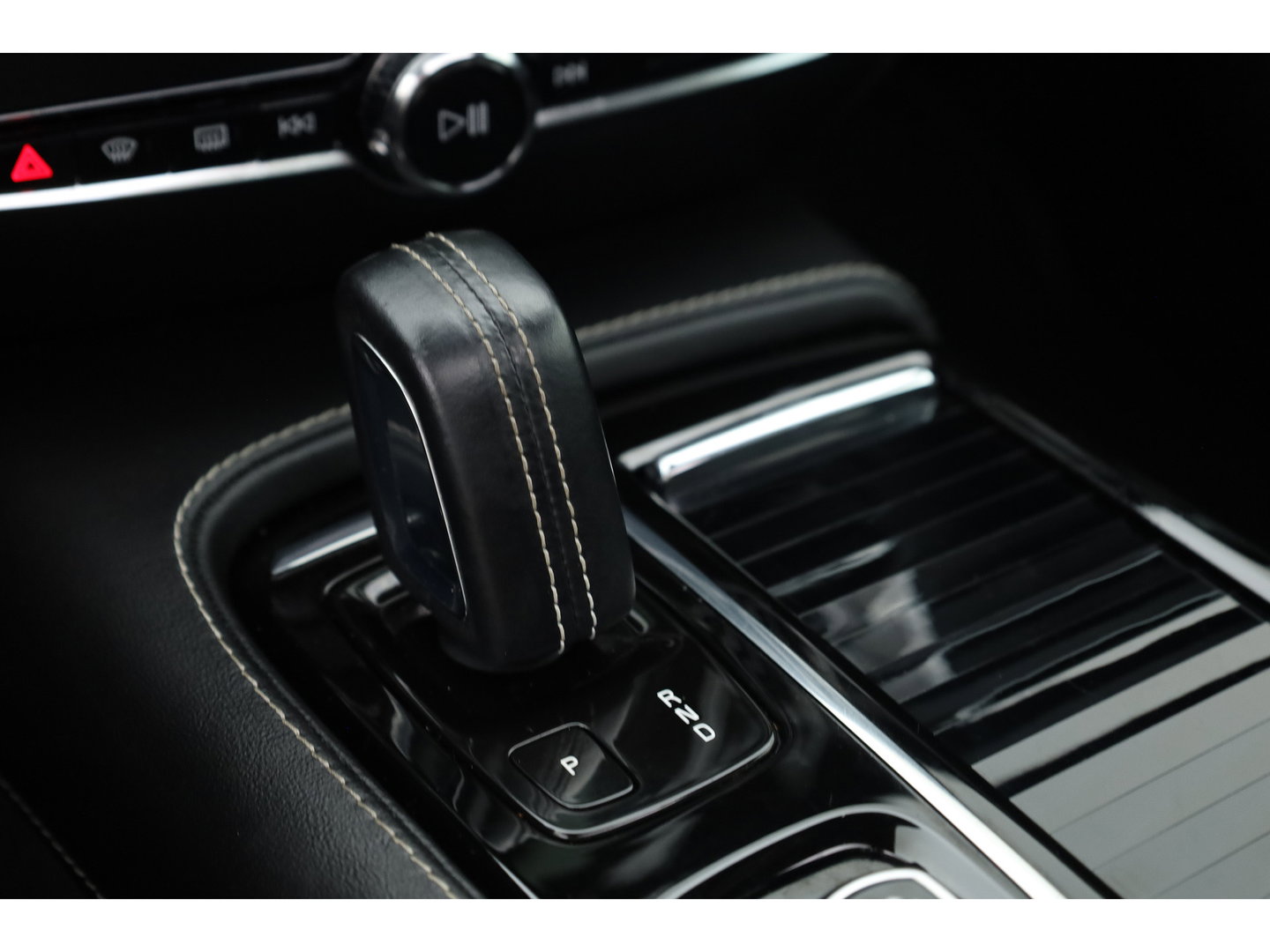 Volvo V60 2.0 T6 Recharge AWD R-Design | Pano | Camera | Pilot Assist | Memory Seats | Stoel- Stuurverw. | NAV+ CarPlay