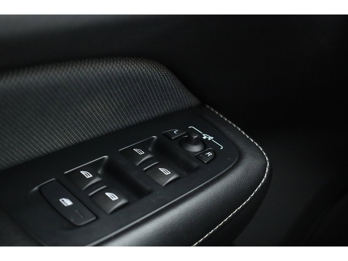 Volvo V60 2.0 T6 Recharge AWD R-Design | Pano | Camera | Pilot Assist | Memory Seats | Stoel- Stuurverw. | NAV+ CarPlay