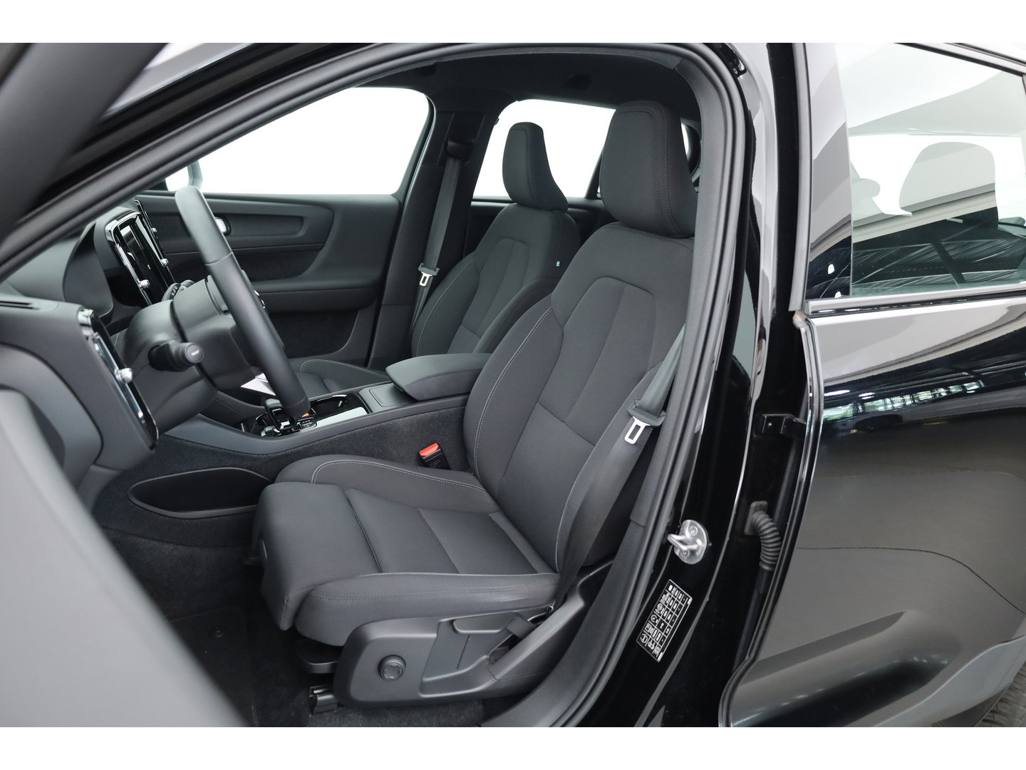 Volvo XC40 Single Motor Core 69 kWh | Camera | Cruise Ctrl. | Stoel- Stuurverw. | NAV+ CarPlay | All Seasons |