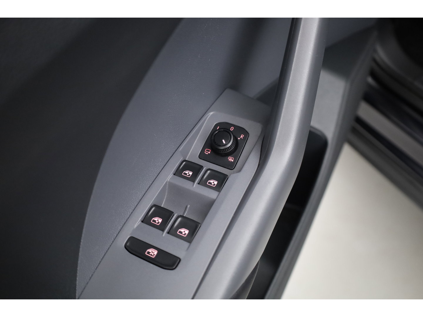 Volkswagen T-Cross 1.0 TSI R-Line | Dig. Cockpit | Trekhaak | Adapt. Cruise | Apple CarPlay | Stoelverw. | Navi | PDC V+A