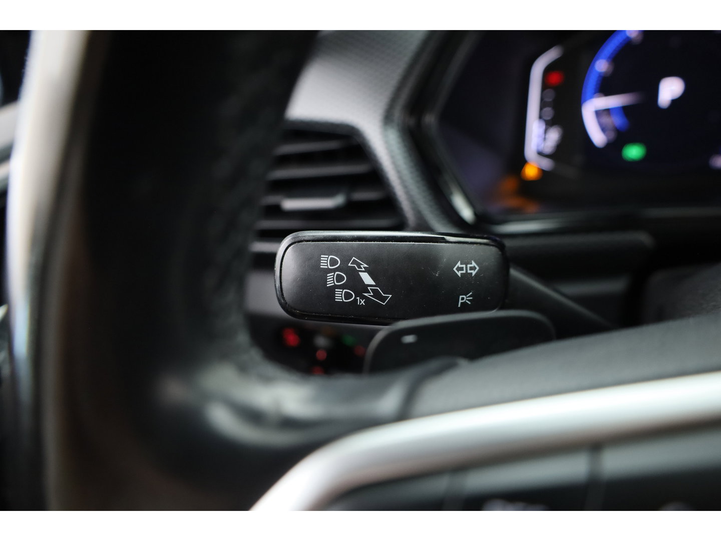 Volkswagen T-Cross 1.0 TSI R-Line | Dig. Cockpit | Trekhaak | Adapt. Cruise | Apple CarPlay | Stoelverw. | Navi | PDC V+A