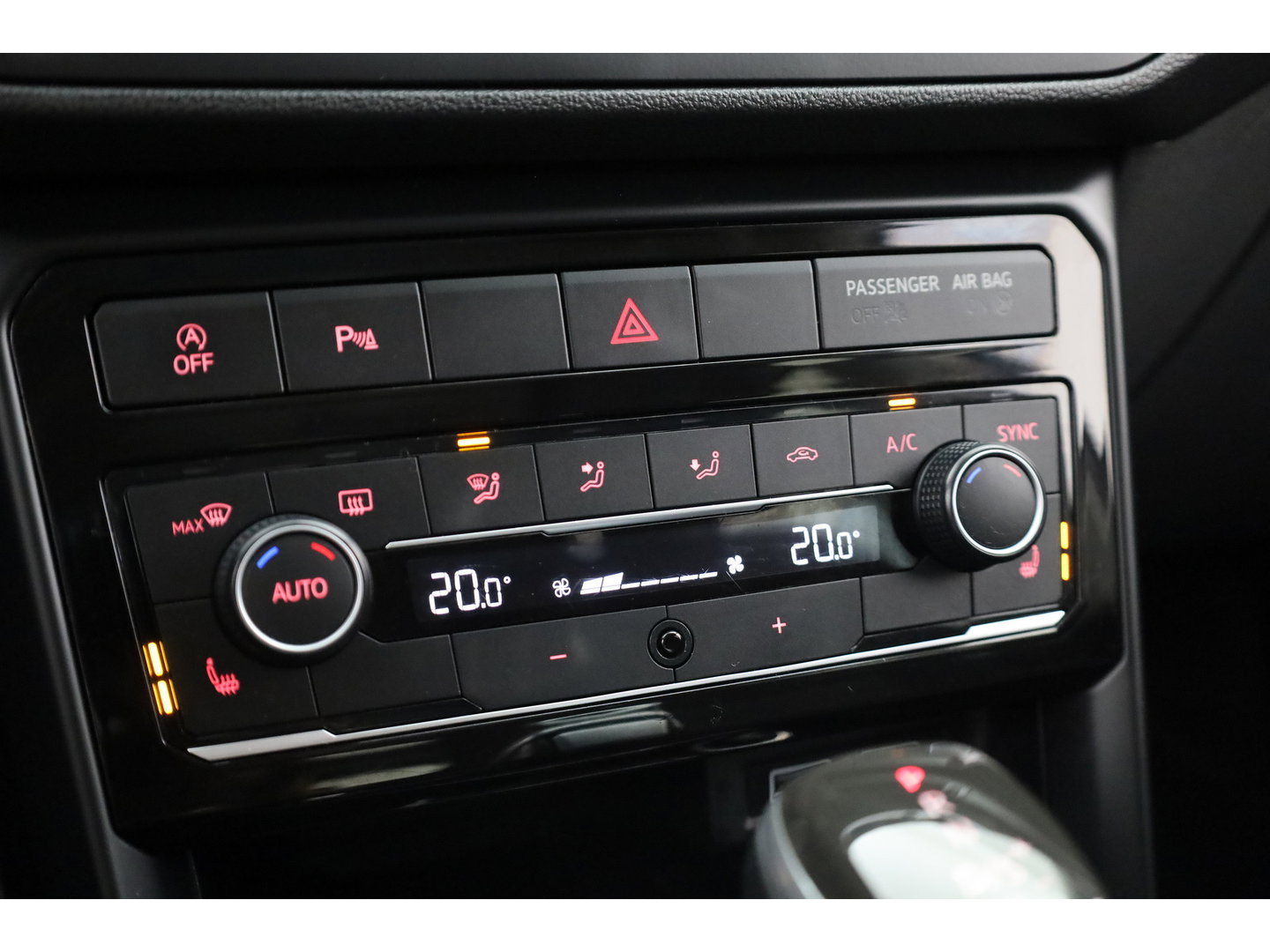Volkswagen T-Cross 1.0 TSI R-Line | Dig. Cockpit | Trekhaak | Adapt. Cruise | Apple CarPlay | Stoelverw. | Navi | PDC V+A