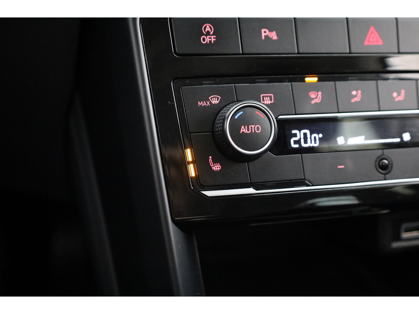 Volkswagen T-Cross 1.0 TSI R-Line | Dig. Cockpit | Trekhaak | Adapt. Cruise | Apple CarPlay | Stoelverw. | Navi | PDC V+A