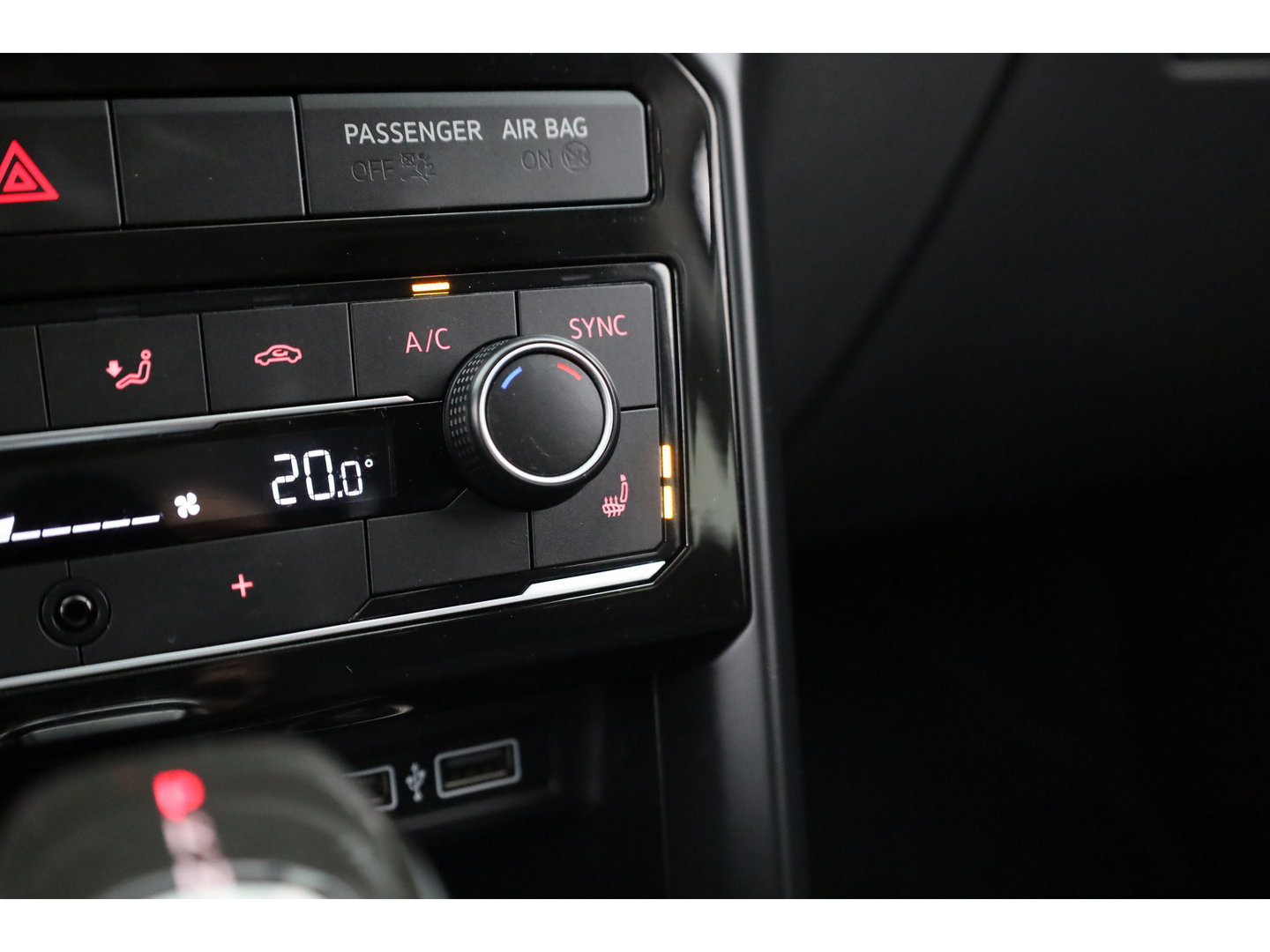 Volkswagen T-Cross 1.0 TSI R-Line | Dig. Cockpit | Trekhaak | Adapt. Cruise | Apple CarPlay | Stoelverw. | Navi | PDC V+A