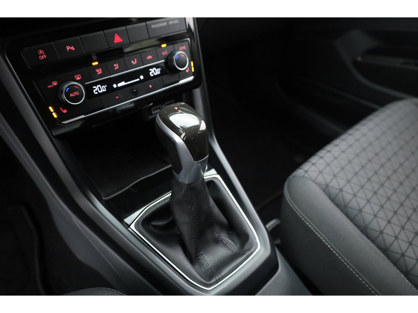Volkswagen T-Cross 1.0 TSI R-Line | Dig. Cockpit | Trekhaak | Adapt. Cruise | Apple CarPlay | Stoelverw. | Navi | PDC V+A