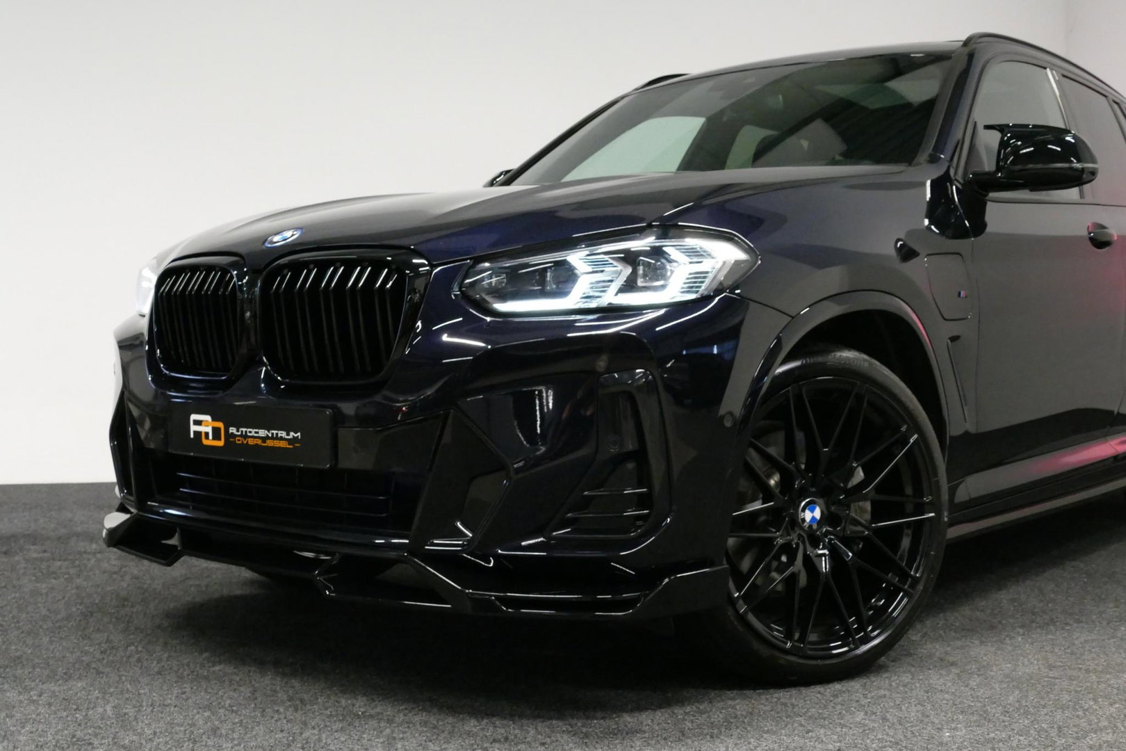 BMW X3 xDrive30e M Sport / Maxton Design Bodykit V.2 / Panoramadak / Elektr. verstelbare voorstoelen + memory / Ambienteverlichting / HUD / Stoelverwarming V + A / Apple Carplay - Android Auto / Rondomzichtcamera / 21'' LMV / Stuurwielverwarming / Cruise Control