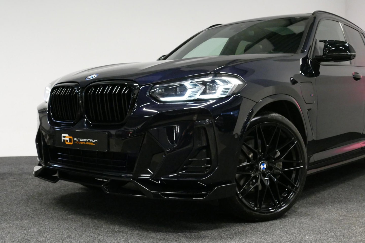 BMW X3 xDrive30e M Sport / Maxton Design Bodykit V.2 / Panoramadak / Elektr. verstelbare voorstoelen + memory / Ambienteverlichting / HUD / Stoelverwarming V + A / Apple Carplay - Android Auto / Rondomzichtcamera / 21'' LMV / Stuurwielverwarming / Cruise Control