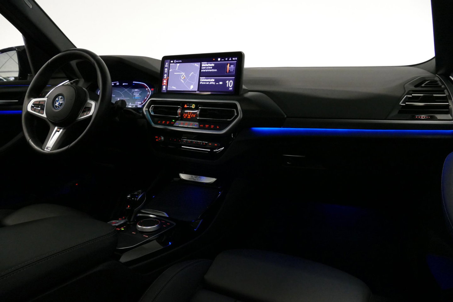 BMW X3 xDrive30e M Sport / Maxton Design Bodykit V.2 / Panoramadak / Elektr. verstelbare voorstoelen + memory / Ambienteverlichting / HUD / Stoelverwarming V + A / Apple Carplay - Android Auto / Rondomzichtcamera / 21'' LMV / Stuurwielverwarming / Cruise Control