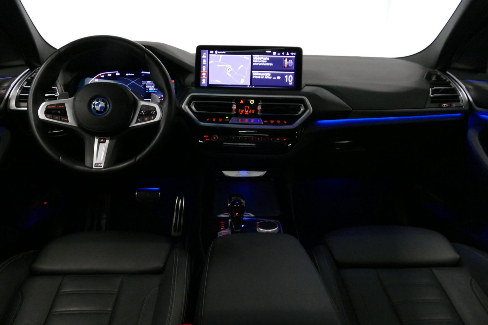 BMW X3 xDrive30e M Sport / Maxton Design Bodykit V.2 / Panoramadak / Elektr. verstelbare voorstoelen + memory / Ambienteverlichting / HUD / Stoelverwarming V + A / Apple Carplay - Android Auto / Rondomzichtcamera / 21'' LMV / Stuurwielverwarming / Cruise Control